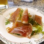 Kushidukushi - 前菜は生ハムとイチジクのサラダ