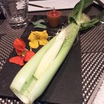 レストラン バカール - とうもろこしはヒゲも美味しくいただく。奥の葉っぱは「オイスターリーフ」