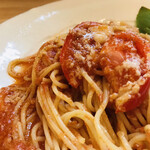 마우리노 카페 - 토마토 위에 파르메산 치즈가 올려져 있습니다..