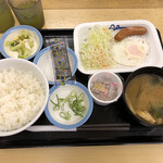 松屋 - ソーセージエッグ定食410円。選べる小鉢は納豆。