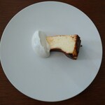 136772468 - バスクチーズケーキ☆☆   
                        不思議な 置き方・・・(^^)これで 正しい そう    聞いたんです 