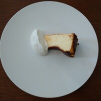 ラ・メゾン・キオイ - バスクチーズケーキ☆☆   
                      不思議な 置き方・・・(^^)これで 正しい そう    聞いたんです 