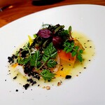 ラ カンロ - 帆立・北寄貝・ツブ貝と黒オリーブ、ハーブサラダ　貝出汁のスープ掛け。貝の扱いの見事さは都度驚かされます。ピカイチ♪