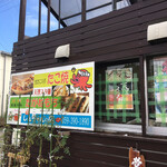 しんちゃんの店 - 裏から見たら・・・プレハブです(爆)
