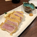 Zenseki Koshitsu Izakaya Shinobuya - まぐろのカツ。レアですがその分熱々感はなし。