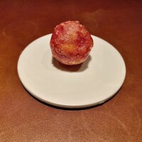 ラ カンロ - Amuse（サーモン）〜イクラ入りサーモンのムース、ビーツの衣のフリット。ザクッと噛み割ると、イクラが弾けて飛び出す。