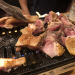 焼肉さかえ - 切断後のもも焼き