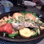 レストラン バカール - ブルターニュ産うずらに麦を詰めた丸ごとロースト ポルト酒薫るソース