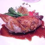 レストラン バカール - ブルターニュ産うずらに麦を詰めた丸ごとロースト ポルト酒薫るソース