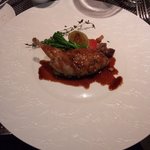 レストラン バカール - ブルターニュ産うずらに麦を詰めた丸ごとロースト ポルト酒薫るソース