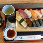 Takasago Sushi - ランチ握り（税込み700円）