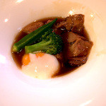 味・ma-ru - 「佐賀SPF豚 豚バラの角煮～温泉玉子添え～」。角煮だけでも美味しいのに、温泉玉子でスペシャルに！