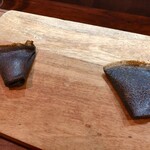 セルサルサーレ - ブラックオリーブのクレープ コウイカと菊芋