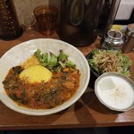 SPICY CURRY 魯珈 - 辛口！ムール貝とオリーブのトマトマサラ+ぷちサラダ＋ラッシー