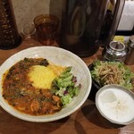 SPICY CURRY 魯珈 - 辛口！ムール貝とオリーブのトマトマサラ＋ぷちサラダ＋ラッシー