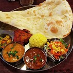 ヘブン - 日替わりターリー、豚肉とじゃがいものカレー、野菜カレー、タンドリーチキン、アル・コ・アチャール、野菜サラダ、ターメリックライス、ナン