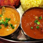 ヘブン - 左が野菜カレー、右が豚肉とじゃがいものカレー