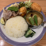 パラキート - ポークこしょう焼きと野菜カレーのプレート