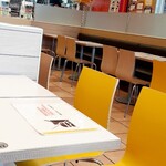 マクドナルド - 窓側の席からの店内の様子です。