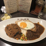 ハイ，ハウ アー ユー - 「パキスタン家庭風チキンカレー」「ビーフカレー」　のハーフ&ハーフ　with目玉焼き
