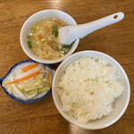 モンゴルレストラン郷 - ご飯、漬物(ピクルスに近い)、
トマト玉子パクチースープ。