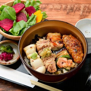 ランチだけの大サービス!!丼・ミニサラダ・鳥スープ付き