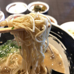 本格豚骨ラーメン 恵壱 - 麺リフト。