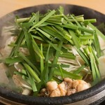 Mansakuya - 石鍋にもつを囲むように野菜を乗せ、ひたすら待ちます。