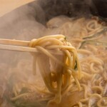 Mansakuya - 固めが特徴の『ちゃんぽん麺』を使用。鍋の〆にお勧めです。お好みで「にら」(別途)を加えるのも良。