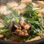 Mansakuya - 醤油ベースの『すき焼き風　もつ鍋』のダシは、決して甘すぎず辛すぎず、絶妙な味付け。好みで『生卵』（別途）に潜らせると、まさに『すき焼き風もつ鍋』に味変します。