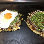Okonomiyaki Teppan Yaki Oosaka - 左：大阪スペシャル焼き　右：広島スペシャル焼き
