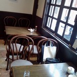 スプーンハウス - 窓際のテーブル