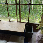みやけ 旧鴻池邸表屋 - 窓際の席は竹を見ながら
