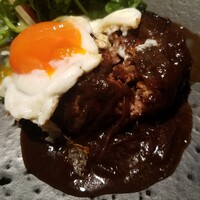 FORNO - 黒毛和牛ハンバーグ(目玉焼きと黒ニンニクとバルサミコ酢)1,700円