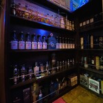 BAR 白馬舘 - 個室へ繋がる隠し扉。どこが開くのかご自身で確かめてみてください。