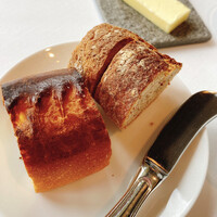 レストラン ヴァリエ - (奥)全粒粉パン　(手前)ミルクパン