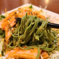 全家福 新館 - ほうれん草が練り込まれた緑の麺が鮮やか～
