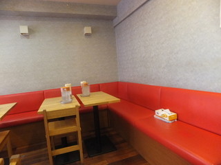 大沢食堂 - ここのテーブル席が動画で出ていました。