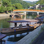 Aiso - 川では屋形船が