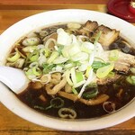 ラーメンの味楽 - 今回はラーメン（醤油）に煮玉子をトッピング。