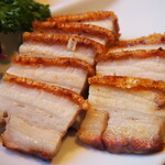 シンガポール料理　梁亜楼 - 前菜三種盛り（皮つき豚肉のカリカリ焼豚シューヨ）