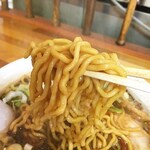 Ramen No Ajiraku - 麺は中太ちぢれ麺。こりゃあ食べ応えがありますなぁ。