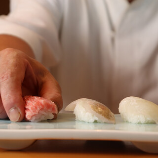 使用嚴格挑選的時令食材製作的壽司和日本料理。