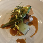 レストラン マノワ - ムニュールミエール５８０８円 。天竜金目鯛の炭火焼 金目鯛のジュと香草のソース。皮目がパリッとして、身はシットリで、とーっても美味しかったです（╹◡╹）（╹◡╹）