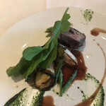 レストラン マノワ - ムニュールミエール５８０８円 。オーストラリア産 牛タンのコンフィ 山梨県・芦安のセージのソースで。写メでは伝わりませんが、ボリュームも十分です。付け合わせのお野菜も美味しかったです（╹◡╹）
