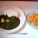 ほうれん草カレー (ごはん) とサラダ