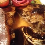 新洋食 KAZU - ハンバーグの断面