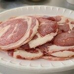 千本松牧場 - 肉は機械スライスの薄切り。で、冷凍で、解凍もろくにしちゃいない。