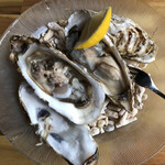 Armor ガレットと生簀のあるフレンチ - 前菜の生牡蠣+300円
      ビネガーのソースはとてもノルマンディー的だけど、わたしは瀬戸内なレモン派なので、次に伺うときにはどちらもレモンでってお願いしちゃおかな。