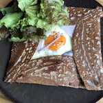 Armor ガレットと生簀のあるフレンチ - すっごく美味しかった！
      ガレットコンプレット！
      わたしはコンプレットトマトが大好きなのですが、本日はトマト入ったやつなし。